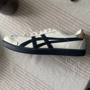 Sneakers - Använda en gång. Storlek 42. Något mindre i storlek än vanligt. 