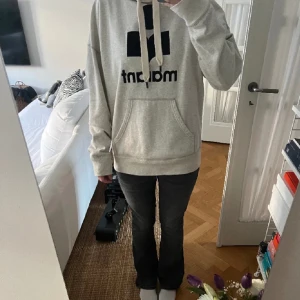 Marant hoodie!! - Jätte snygg hoodie passar till allt och jätte skön!!💗💗 Storlek M men sitter som en S modellen är oversized men jag brukar ha S och den passar. Nypris 3800kr💗inga defekter💗