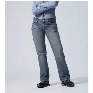Jeans från weekday i modellen ”low arrow” i storlek 24w/32L lite mörkare blå färg. (Obs första två bilder lånade) 💕