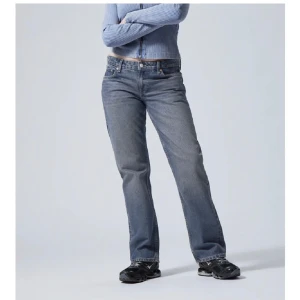 Weekday low arrow jeans  - Jeans från weekday i modellen ”low arrow” i storlek 24w/32L lite mörkare blå färg. (Obs första två bilder lånade) 💕
