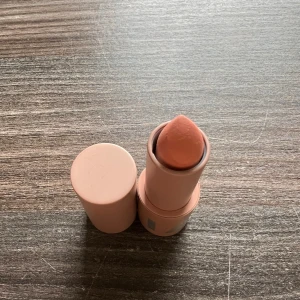 Caia läppstift - Testad på handen, färgen no drama 