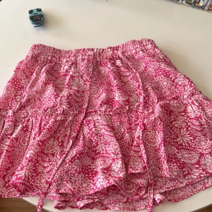 Rosa kjol - Jag säljer den här kjolen eftersom den inte kommit till användning. Jätte bra skick använd några gånger. Klicka gärna på köp nu. Skriv om du vill ha fler bilder.