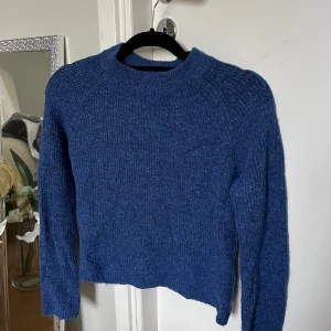 Stickad tröja  - Jättefin blå stickad tröja st xs, bra skick då den knappt är använd 