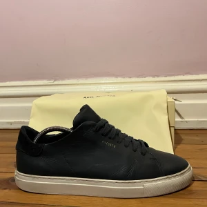 Axel Arigato Clean 90 - Axel Arigato Clean 90 i marinblått. Bra skick 8/10, sitter som en 44-44,5. Allt OG. Skriv för mera info