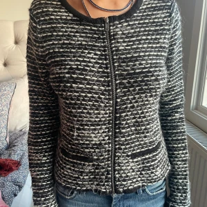 Super fin stickad tröja med dragkedja  - Jätte fin stickad tröja som passar till mycket. Bra skick då jag inte får så mycket användning för den. Strl M men passar som S