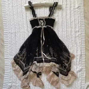Vacker kort klänning från det japanska märket axes femme, pris pga köpt från Japan (tull+frakt). Passar XS-S bäst🤍