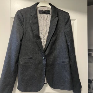 Grå kavaj - Grå kavaj ifrån Zara i storlek S 