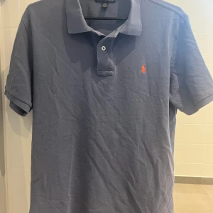 Ralph Lauren piké - Sjukt fräsch Ralph Lauren piké som jag knappast har använt. Mycket bra skick 9/10 Köpt för många år sedan i Ralph Lauren butik i USA. Storlek 14-16 år motsvarande storlek XS. En färg som inte säljs längre! Pris: 399kr Nypris: 799kr