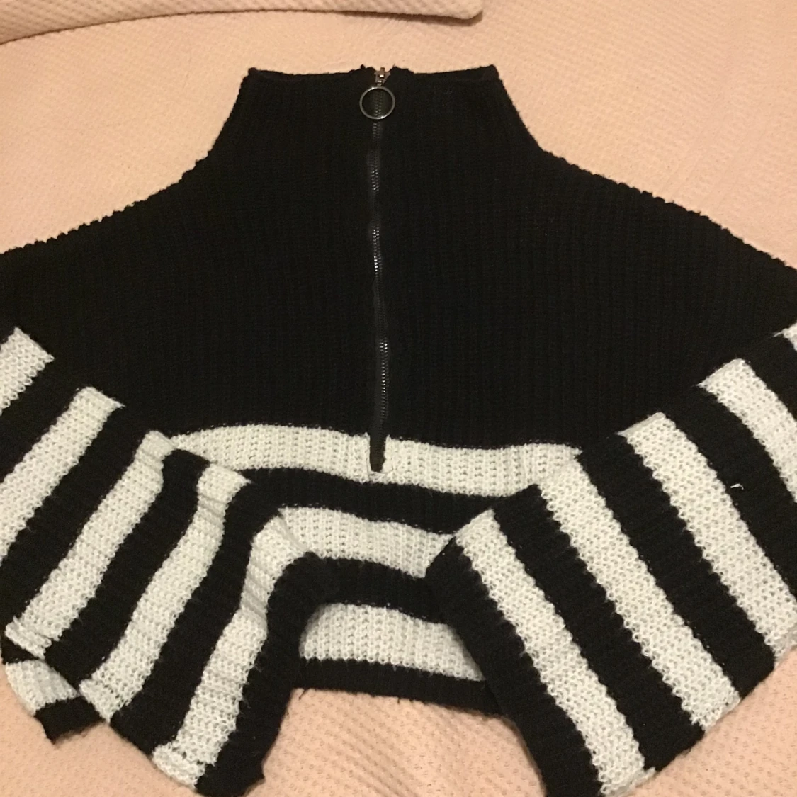 En svart tröja med vita ränder