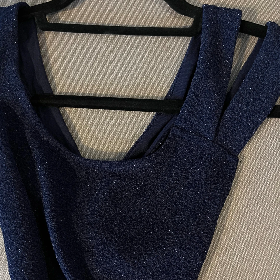 Mörkblå glittrig klänning - 91