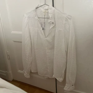HM BLUS - Helt ny Blus från HM i poplin, kommer inte till användning.