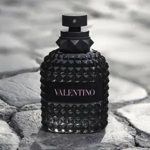 2/3/5 ml sample av den populära parfymen Valentino Born in Roma Uomo EdT. Skriv till mig för priser och för billigare frakt‼️😍 