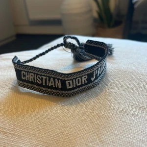 Dior armband - Säljer detta skit fetta dior armband pga kommer inte till andvända! Ny pris 3500kr och är justerbart! Priset sitter såklart inte heller i sten!