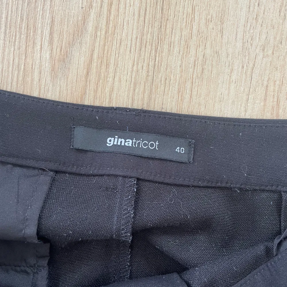 Fina svarta kostymbyxor från Gina tricot. . Jeans & Byxor.