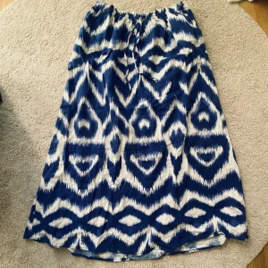 Blå och Vit Maxikjol - Långkjol från HM i storlek M som har Fickor!😍 Super fin och aldrig använd💞