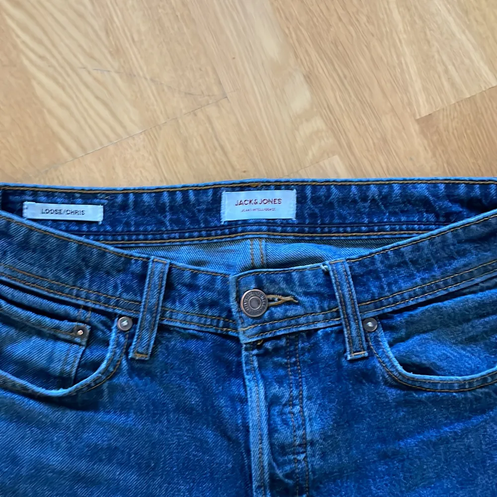 Blåa jeans från Jack and jones i modellen loose/chris storlek 30/30. Skriv vid intresse. Jeans & Byxor.