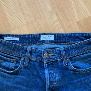 Blåa jeans från Jack and jones i modellen loose/chris storlek 30/30. Skriv vid intresse