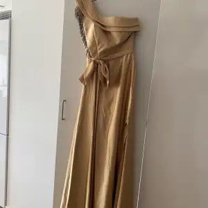 Jätte fin guldig klänning i storlek 36. 