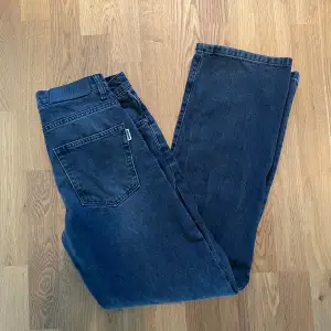 Säljer mina jeans då de är för små. Mycket bra kvalitet då de endast är tvättade ett par gånger. Inga defekter eller andra skador.  Style-WBwik Crow Jeans, färg-black vintage Nypris: 1200kr Mitt pris 499