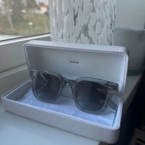 Chimi 04 grey - Säljer dessa populära chimis!  Nypris 1350 kr  Säljer för 799 kr   Modellen passar både killar och tjejer. Solglasögonen är sällan använda och är behandlande med försiktighet. Otrolig kvalitet 