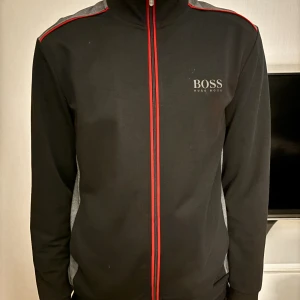 Hugo Boss tröja - Kommer inte till använing. Väldigt bra skick