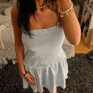 Ljusblå klänning  - Klänning till sommaren i ljusblå, den är one size men skulle säga att den är lite större i strl! Går ner precis över knäna men man kan justera lite själv hur kort man vill att den ska vara! Köpt utomlands🩵