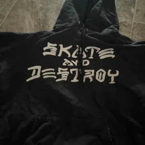 hoodie - Hoodie från thrasher ”Skate and destroy”  Den är använd så några skavanker 