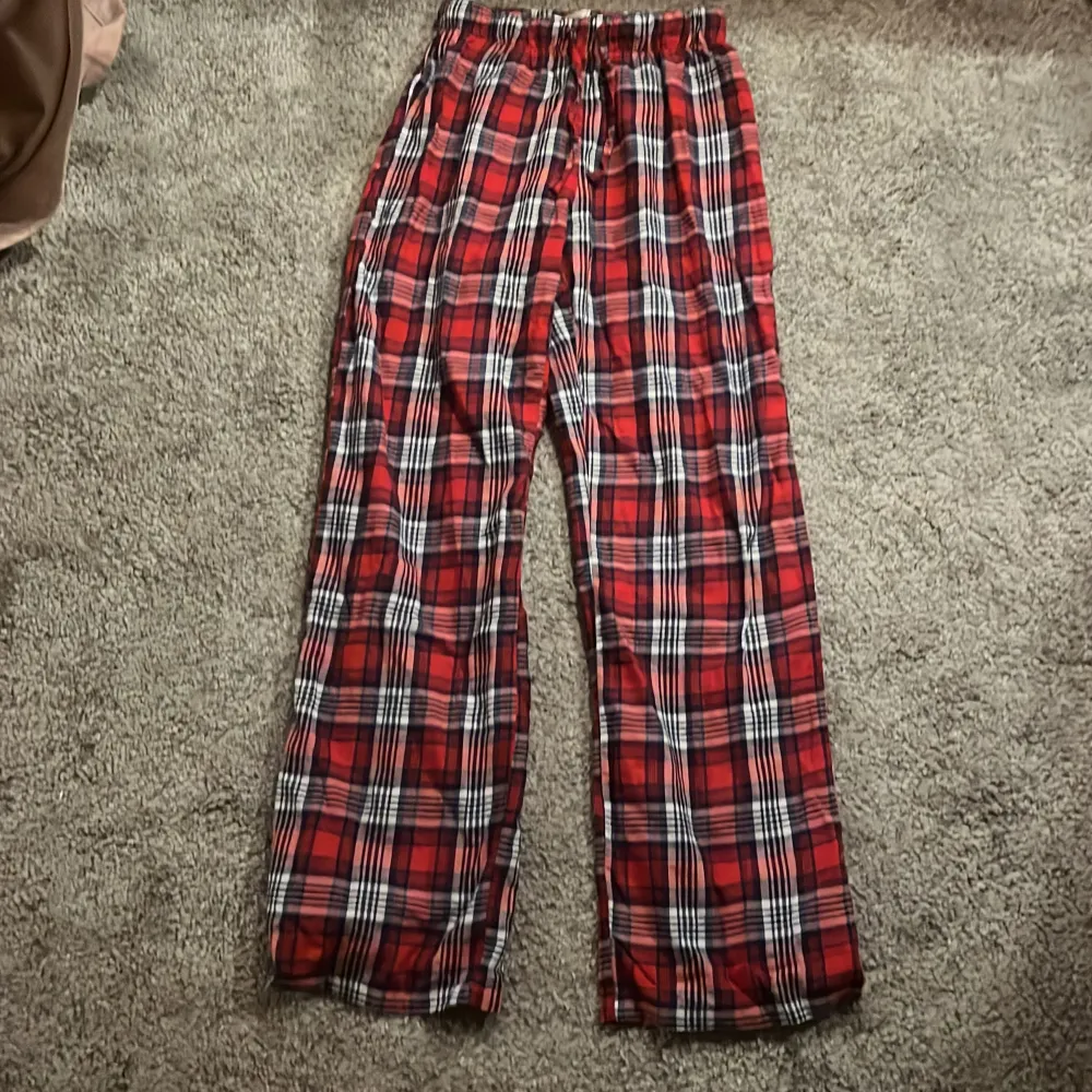 Rutiga pyjamas byxor från Gina tricot i storlek 146/152💞Endast använd 1 gång så nästan helt nytt skick🩷obs de har Inga fickor fram eller bak❤️Ganska mjukt material. Jeans & Byxor.