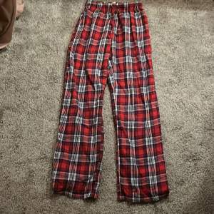 Rutiga pyjamas byxor från Gina tricot i storlek 146/152💞Endast använd 1 gång så nästan helt nytt skick🩷obs de har Inga fickor fram eller bak❤️Ganska mjukt material