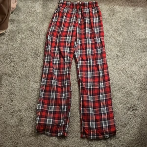 Pyjamas byxor - Rutiga pyjamas byxor från Gina tricot i storlek 146/152💞Endast använd 1 gång så nästan helt nytt skick🩷obs de har Inga fickor fram eller bak❤️Ganska mjukt material