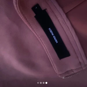 Rosa mockakjol  - Kort rosa mockakjol från vero Moda i st L. Fickor fram och dragkedja bak. 