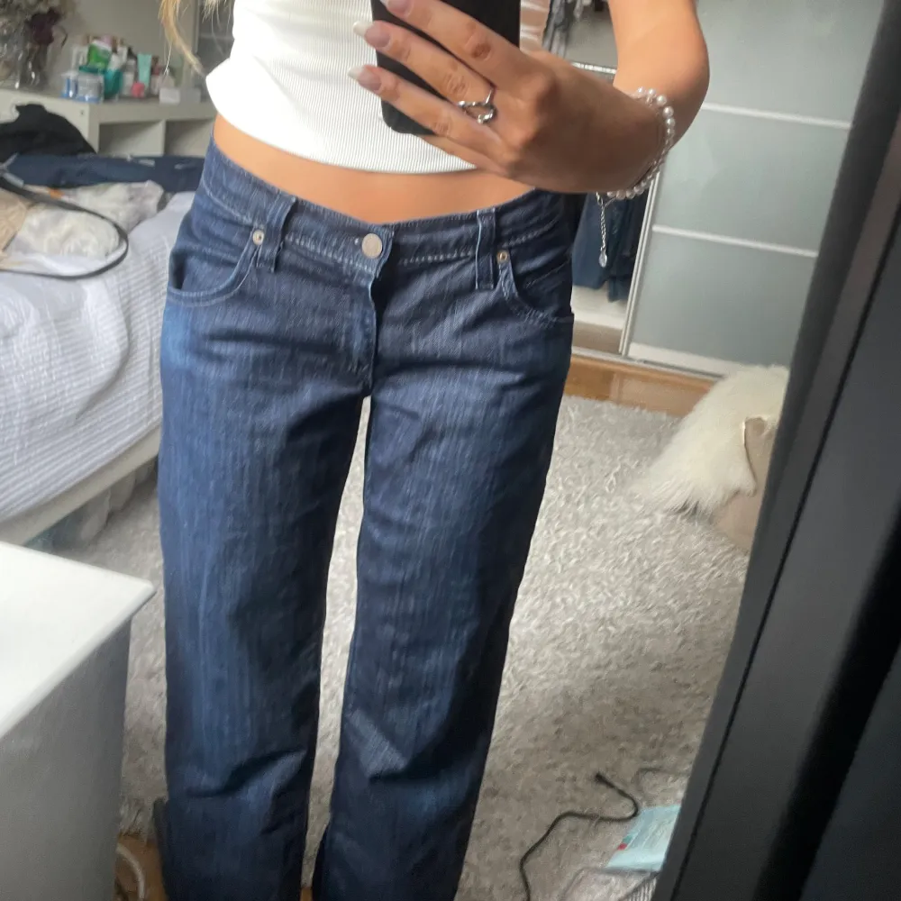 Loose fit Levis jeans mörkblåa, perfekt nu till sommaren då de är snygga med en topp till! Säljer för endast 199kr då de är lite för stora för mig. Skriv för fler bilder, måtten eller om jag ska aktivera ”köp nu” 💕. Farkut & Housut.