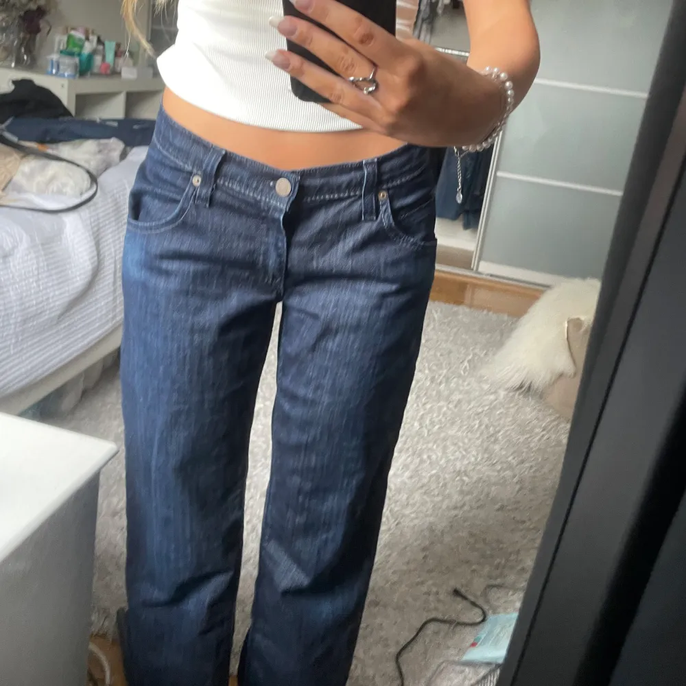Loose fit Levis jeans mörkblåa, perfekt nu till sommaren då de är snygga med en topp till! Säljer för endast 199kr då de är lite för stora för mig. Skriv för fler bilder, måtten eller om jag ska aktivera ”köp nu” 💕. Jeans & Byxor.