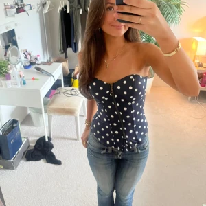 Prickig korsett - Super söt prickig korsett! Sitter as bra och är i bra skick!💓 lite lite defekt på kedjan längst ner💓💓