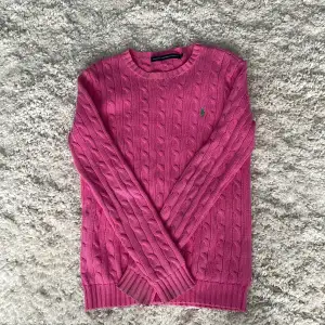 Fin rosa Raulp lauren tröja. Den är lite längre i modellen men sitter jätte fint på. 💕