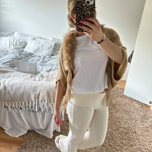 Kofta - kofta med päls och fransar , använd 1 gång, superfin att ha med både en långärmad tröja eller ett linne under😘