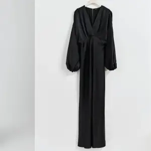 Säljer denna super snygga svarta långklänningen från ginatricot, den är i satin och har ballongärmar😍perfekt längd så man precis ser fötterna💞 helt slutsåld och nypris är 700 kr🫶🏼går inte ner i pris!!