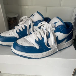 Air jordans 23 strl 37,5  - Knappt använda jordans 1 low, strl 37,5 använda kanske 3-4gånger. Skickas i original kartongen!!