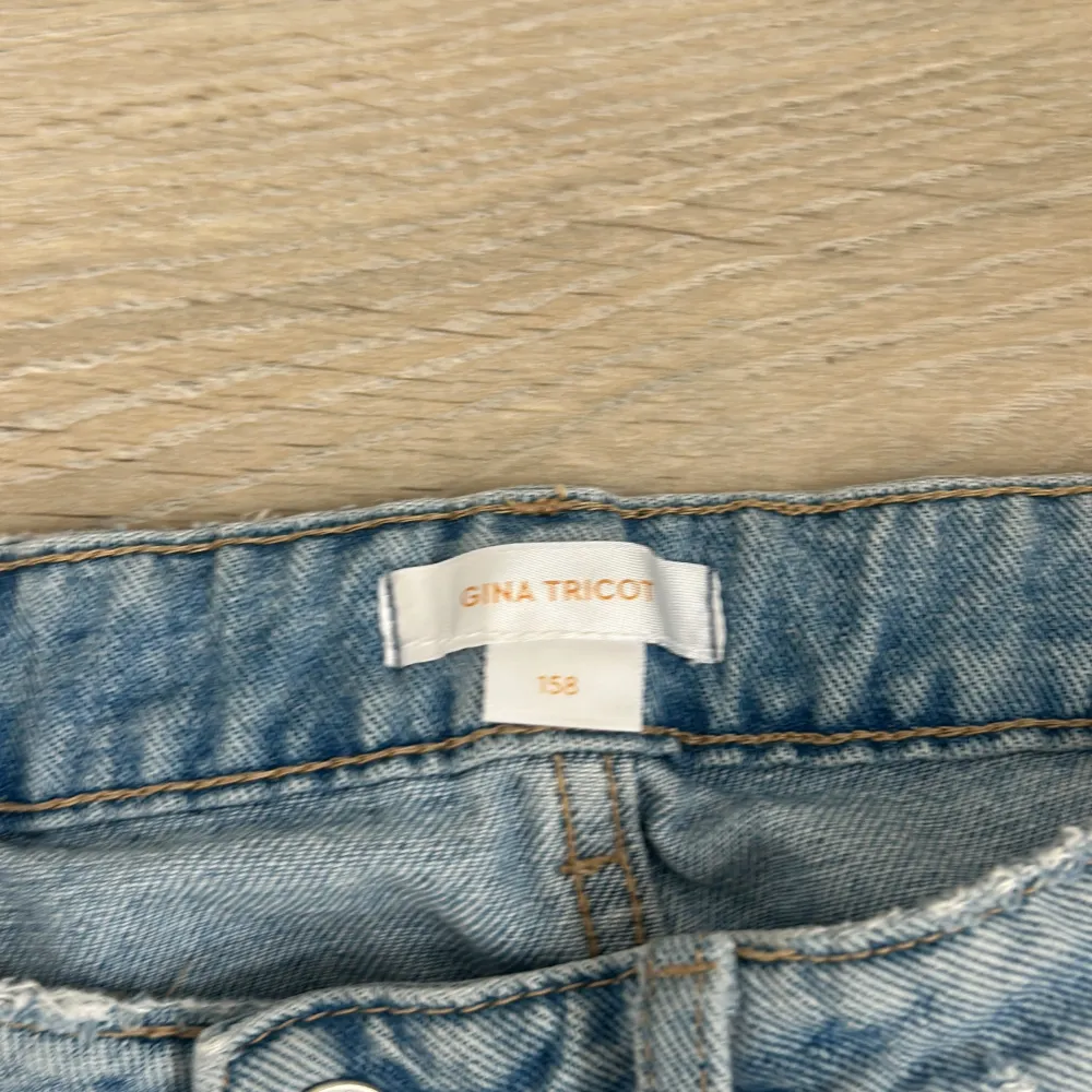Gina Young jeans 👖 låg midiade . Jeans & Byxor.