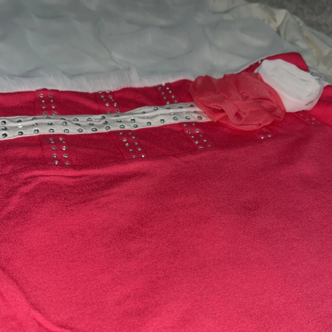 Vit - rosa tröja med rosor  - 91