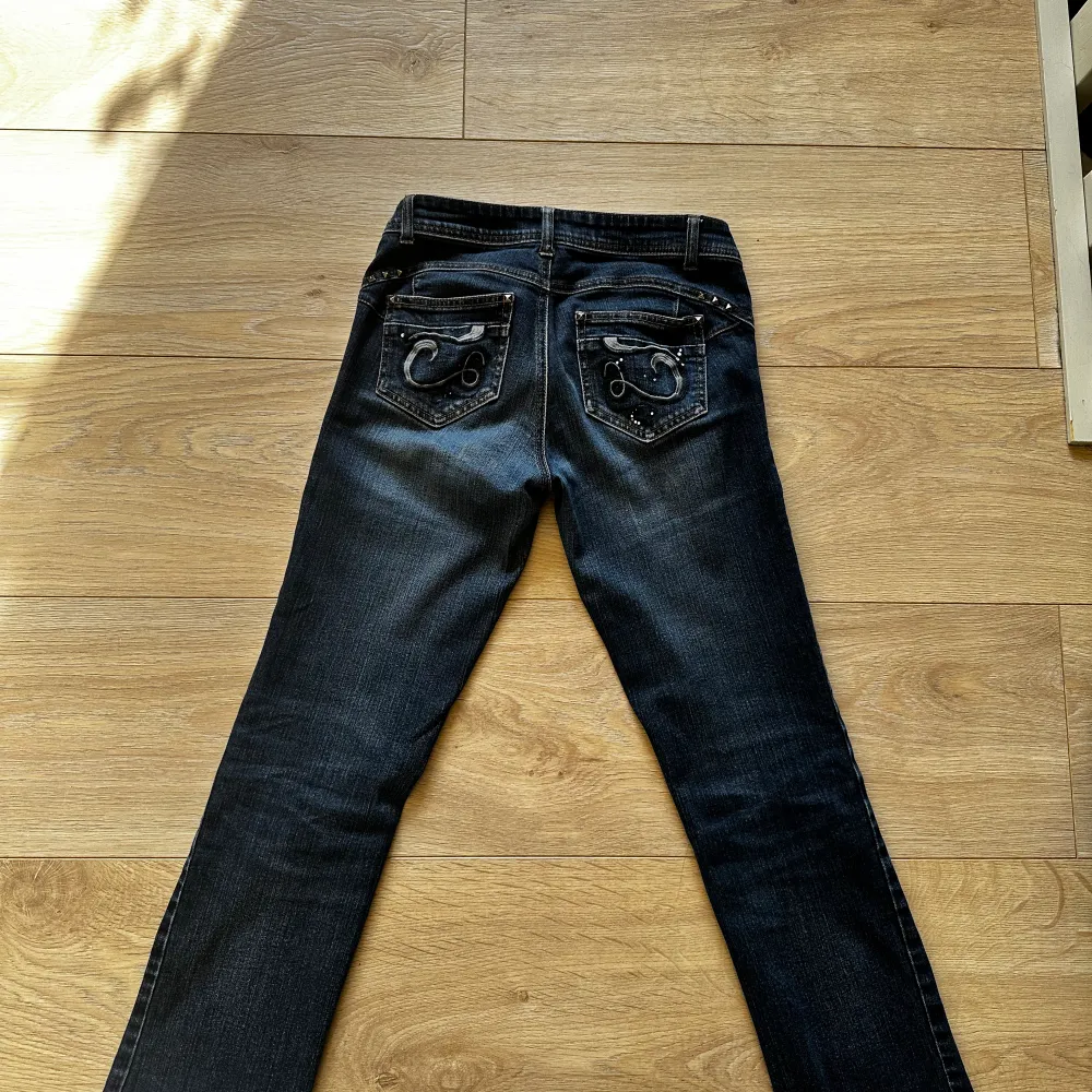 Säljer ett par Lågmidjade raka jeans, hittar inte märket pågrund av att de är använda, det är i mycket bra skick det är endast några diamanter som lossnat, dock inget man tänker på. storlek W27/L32💖. Jeans & Byxor.