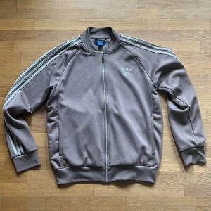 Adidas tröja - Adidas tröja. Bra skick. Pris går att diskuteras. Hör av er:)