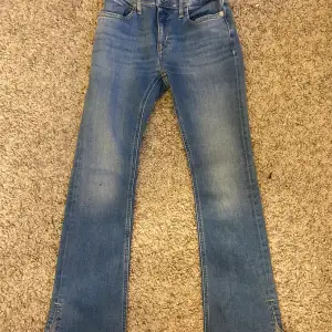 Jag säljer mina helt nya Calvin klein jeans som jag Max använt 2 gånger.