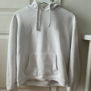 Hoodie  - Hoodie från märket Mavi med normal passform. Lite tvättad men annars i ok skick :) Strl M