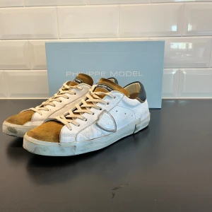 Phillip model skor - Ett par Phillip modell ( riktiga) som har använts va  3 månader. De är en beatup version och de flesta skadorna är Fabriksgjorda, skorna säljs för att dom är för små. Ny pris ca 4000kr, Skorna är unik färg och kan va riktigt feta till sommar outfits😄