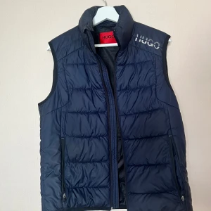 Hugo boss väst - Hugo boss väst i storlek s, finns att hämtas i Stockholm eller Uppsala.
