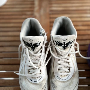 Nike Mb.2 basketskor - Dessa skor har använts mycket men det finns fortfarande liv kvar i dom. Tänker att de passar bra som träningsskor eller för en nybörjare.