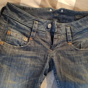 Jeans - Köpta second hand, men tyvärr passade de inte mig. Fint skick! Midjemått är 83 cm.