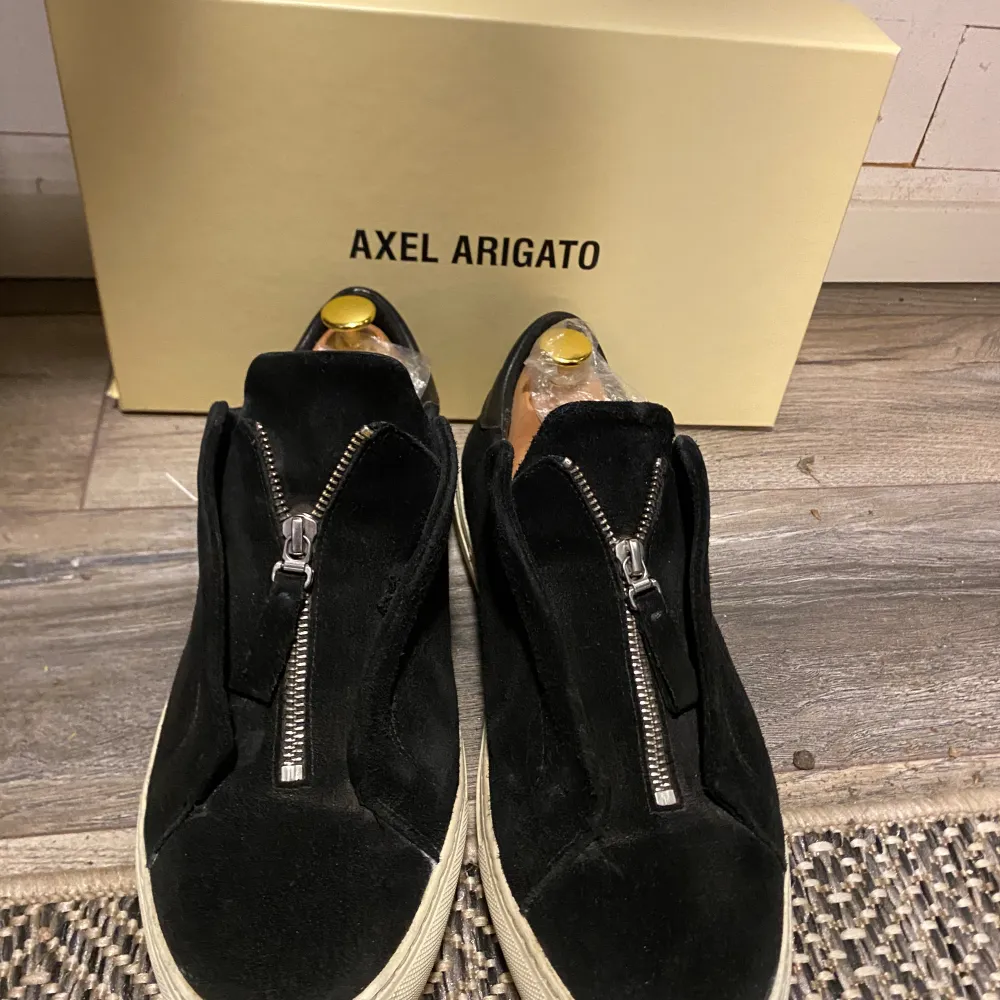 Hej, säljer ett par Axel Arigato Sneaker i storlek 43. Skicket på skorna är bra och dem passar bra till sommaren . Skor.