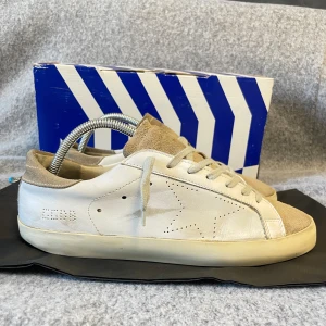 Golden goose skor - Otroligt feta och unika golden goose skor. Skicket är riktigt bra. Endast skorna ingår. Storlek 41 men passar 42. Skriv vid frågor 